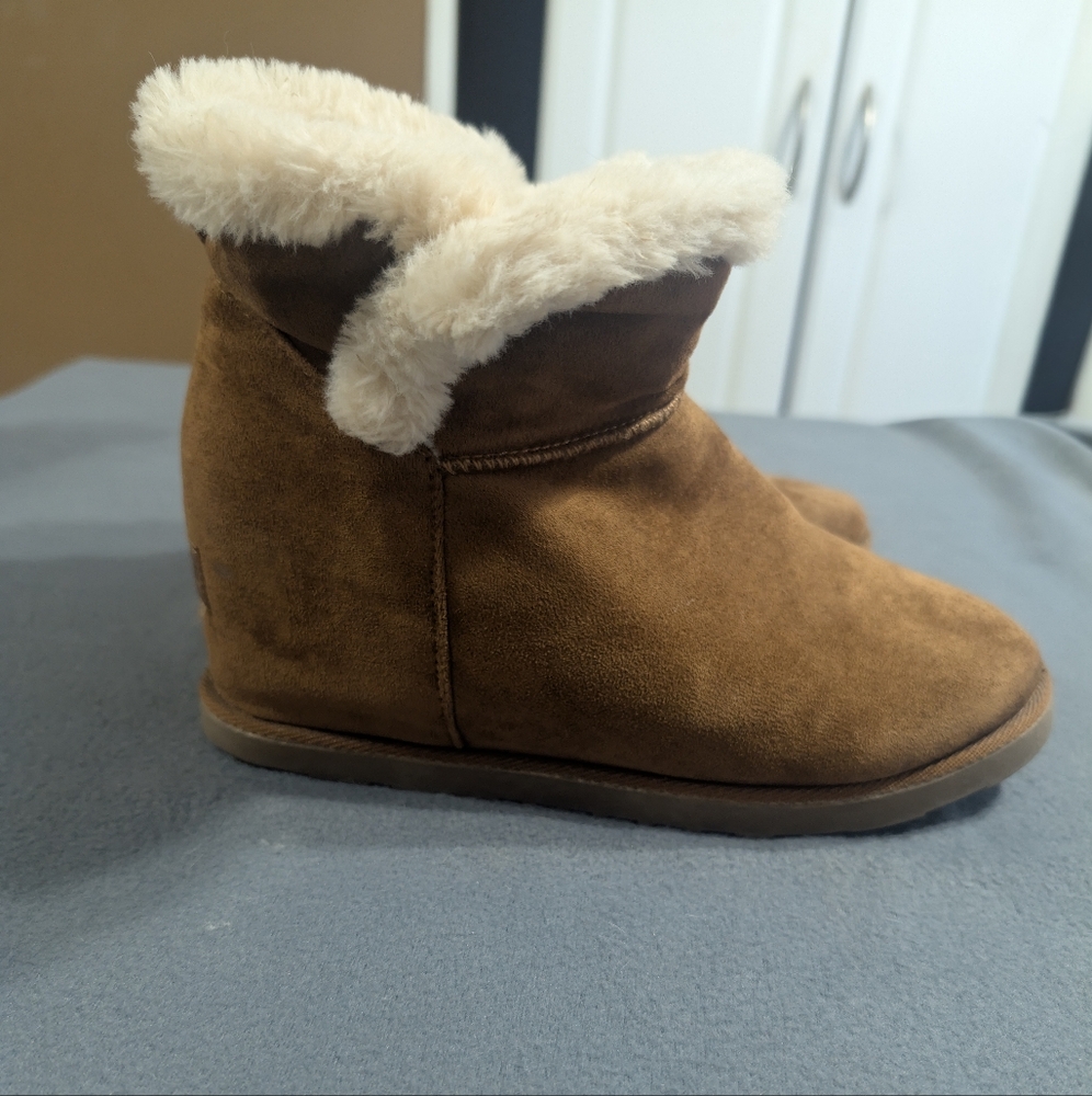Cushionaireβ Kenzie's suede boots hidden wedge sz 9 brown wheat